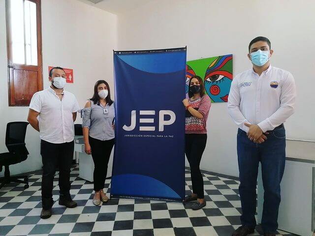 En la foto David Franco -Gestor Territorial JEP Magdalena- Vianey Sobrino -Dupla PsicoJurídica del SAAD Comparecientes JEP-, Karen Álvarez y Christian Rodríguez Martínez -Director Programa de Derecho-.