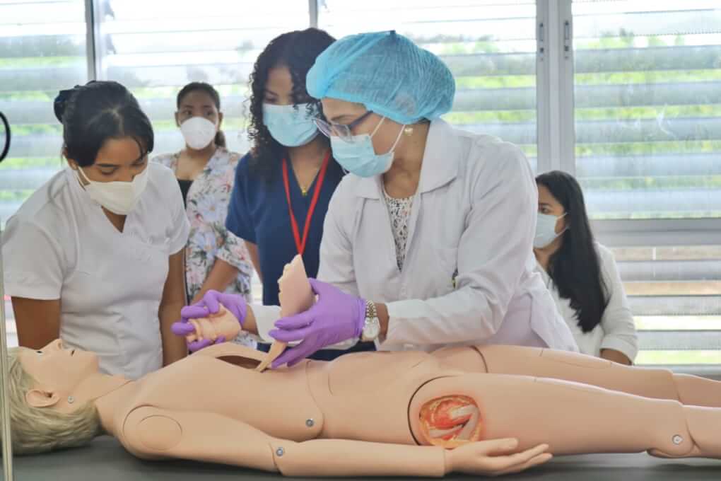 UNIMAGDALENA entrega nuevos equipos de simulación clínica para prácticas formativas
