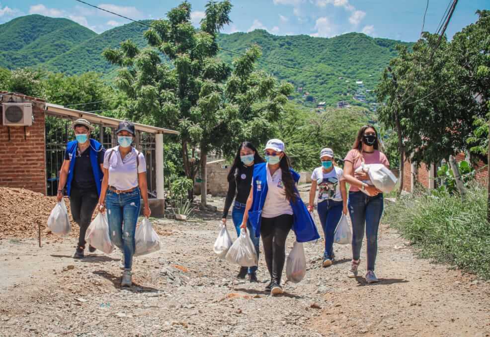 UNIMAGDALENA realizó entrega de ayudas humanitarias en Taganga a damnificados por la ola invernal