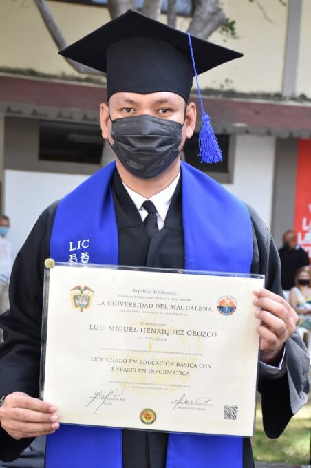 Luis Miguel Henríquez Orozco es sordo y se gradúa en Licenciatura en Educación Básica con Énfasis en Informática