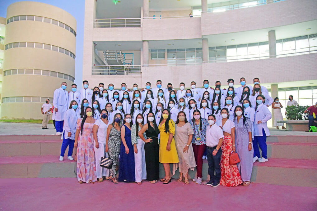 UNIMAGDALENA entregó batas a 49 estudiantes de Odontología que emprenderán prácticas profesionales