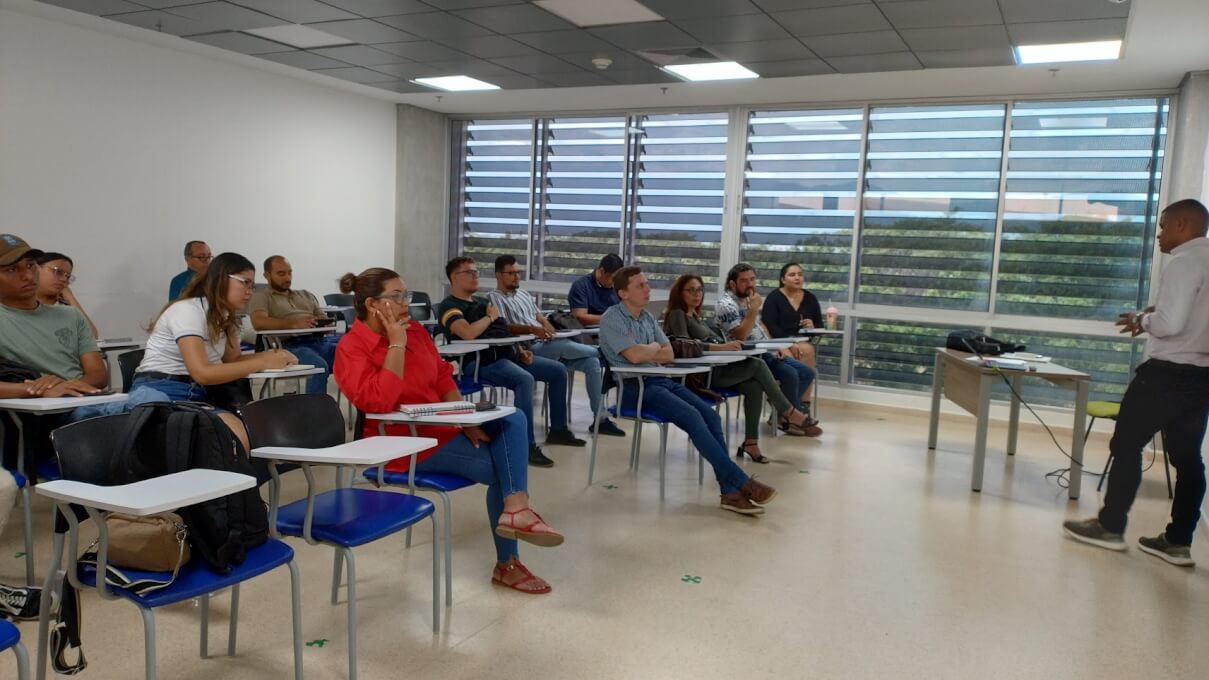 Reunión estudiantes, docentes y equipo administrativo.