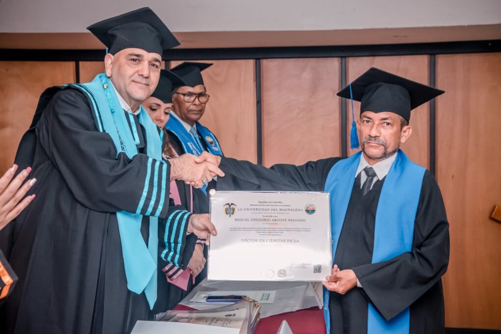 Miguel Argote, recibiendo su titulo como Doctor en Ciencias de la Educación en la última ceremonia de posgrados.