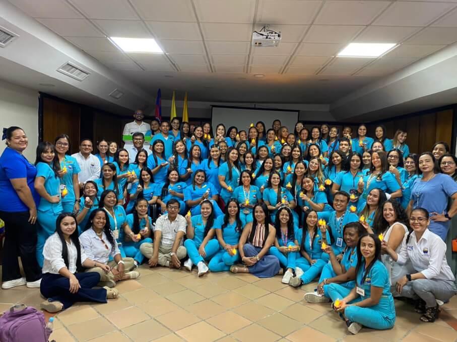 CEREMONIA.LALUZ.2024.1: Estudiantes de Prácticas Profesionales del Programa de Licenciatura de Literatura y Lengua Castellana de Santa Marta, Fundación y Ciénaga luego de recibir la antorcha luminosa del Caribe.