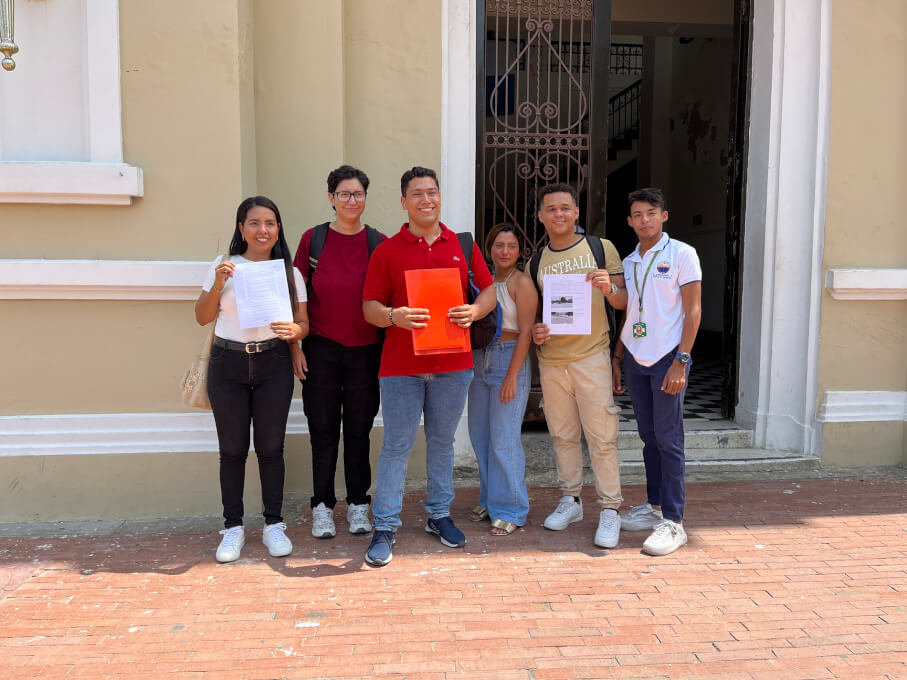 LIDERES.PETICION.ALCALDIA..1: A la Alcaldía Distrital de Santa Marta se trasladaron los estudiantes para radicar el derecho de petición.