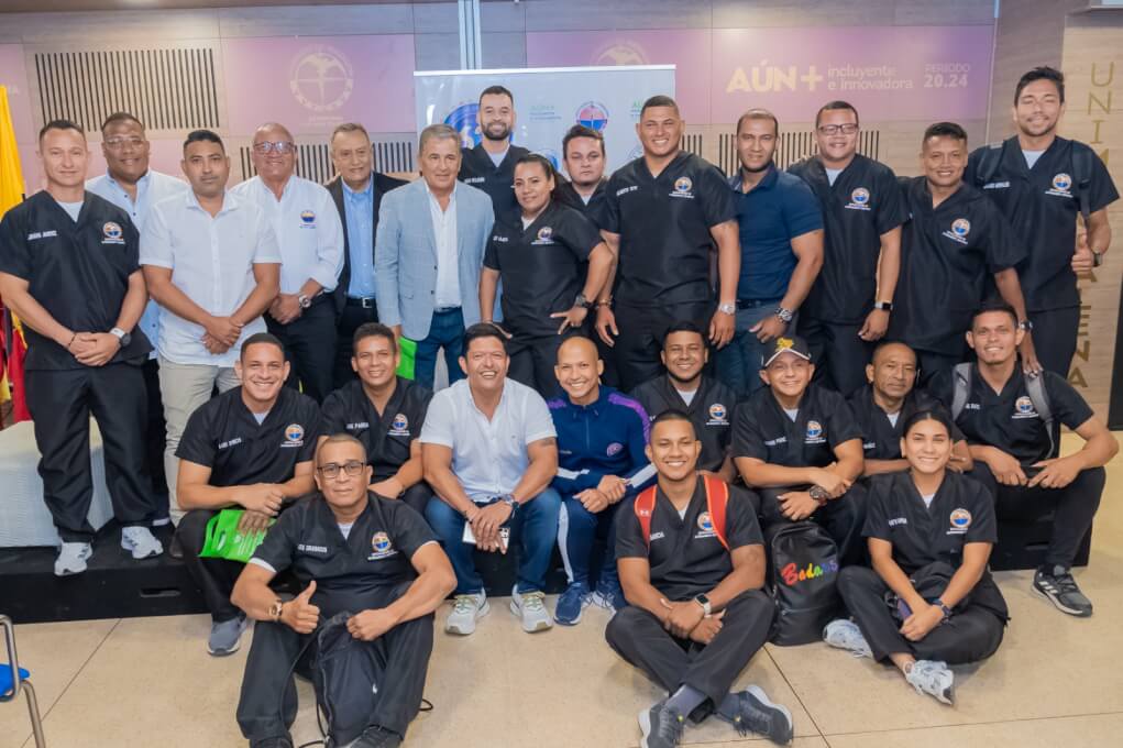 El Doctor Pablo Vera Salazar, Rector de la Universidad del Magdalena, rodeado de los estudiantes de la primera coherte de esta especialización en Entrenamiento Deportivo y de los invitados especiales, Jorge Luis Pinto y José Acero.