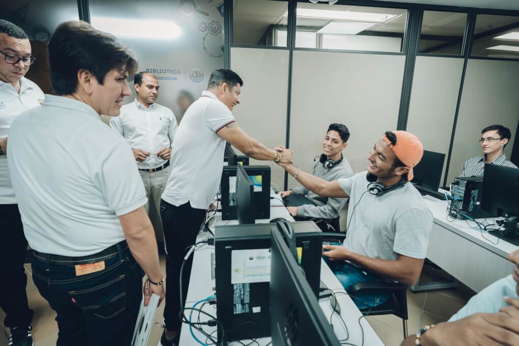 El doctor Pablo Vera Salazar, rector de la Universidad del Magdalena dándole la bienvenida a los estudiantes en las nuevas Aulas de Recursos Virtuales.