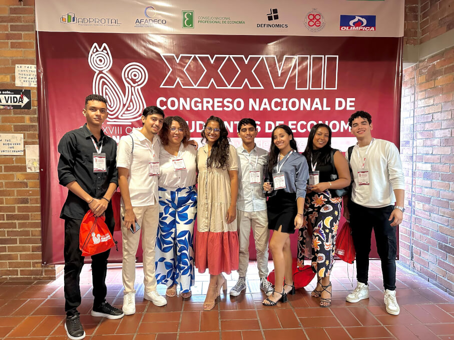 Estudiantes del Programa de Economía de la Universidad del Magdalena en el Congreso Nacional de Estudiantes de Economía