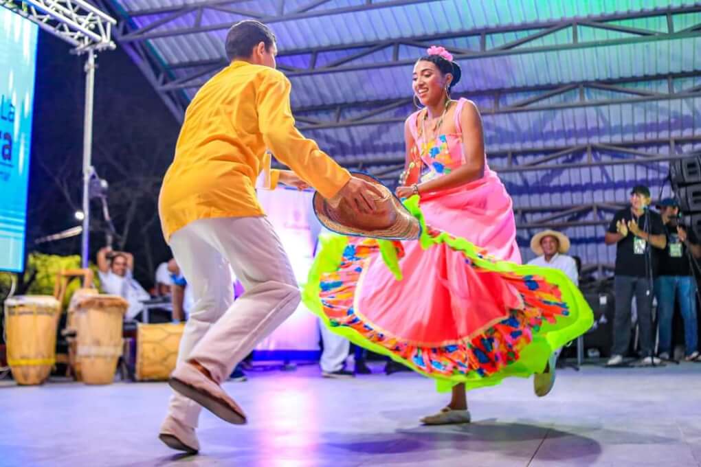 La pareja de estudiantes del Centro Tutorial de Tenerife, Magdalena, obtuvo el segundo lugar en el XVIII Festival Regional Folclórico de Baile Cantao.