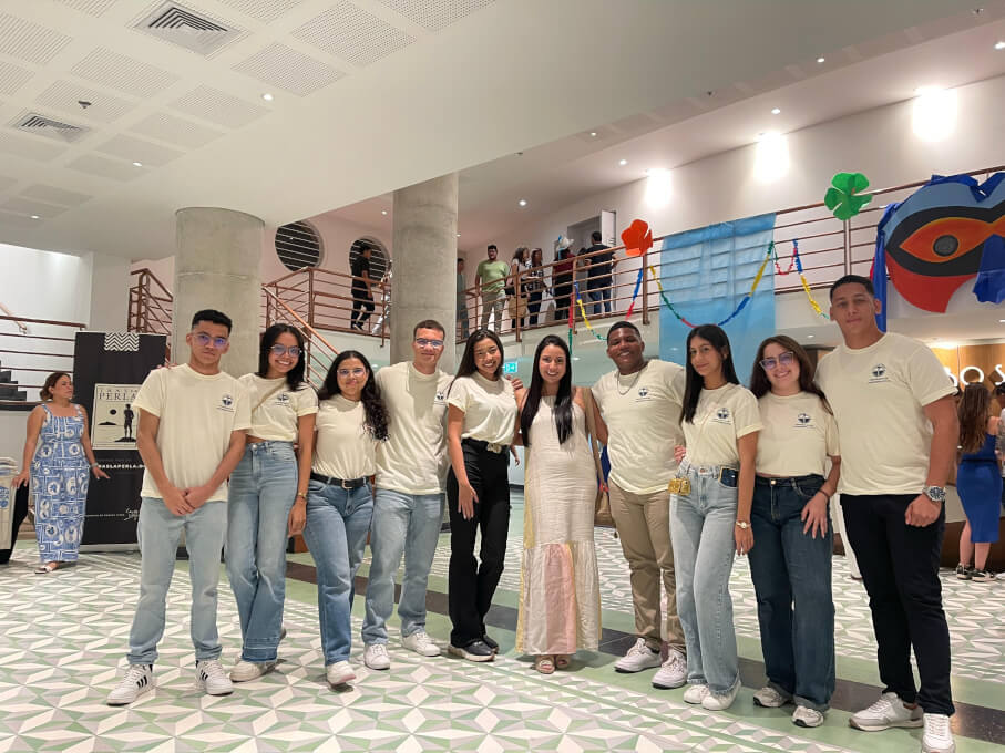 Nuestra Directora de programa, Ingeniera Katherine Olivo y los integrantes de la Asociación de estudiantes de Ingeniería Civil, quienes lucieron la nueva camiseta del programa de Ingeniería Civil.