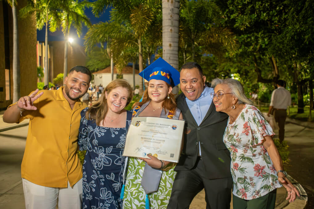 las familias de los nuevos profesionales expresaron su agradecimiento a la Alma Mater por entregar una formación académica de alta calidad a sus hijos.