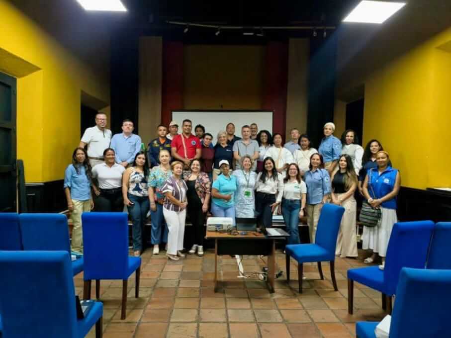 La directora del Programa de Ingeniería Pesquera, junto a representantes de comunidades pesqueras, academia e instituciones, durante la primera mesa técnica regional para la prevención de la pesca INDNR.