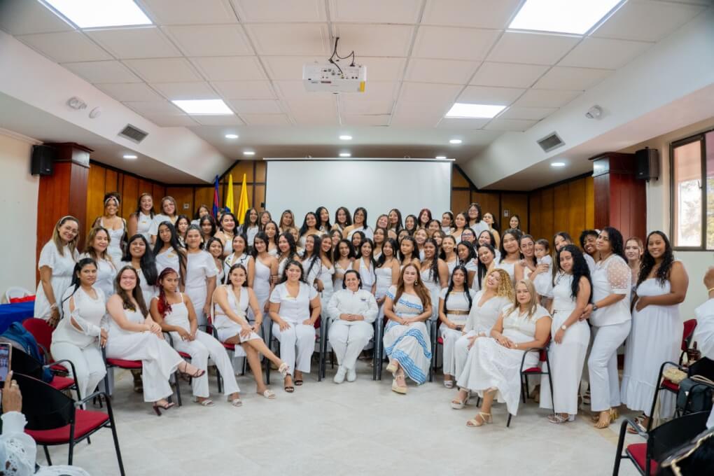 : Las 86 estudiantes reciben con orgullo la insignia que representa su compromiso con la primera infancia.