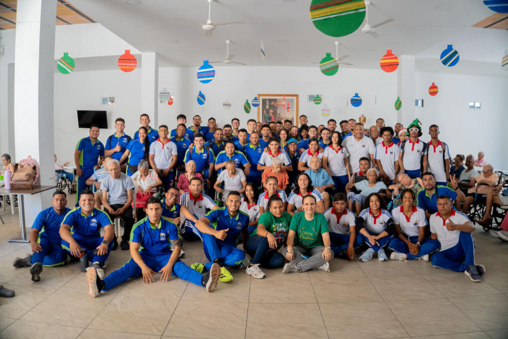 Estudiantes de los Programas de Deporte del CREO - UNIMAGDALENA compartieron actividades lúdicas y recreativas con los abuelos del Centro de Bienestar al Anciano Sagrados Corazones de Jesús y María.