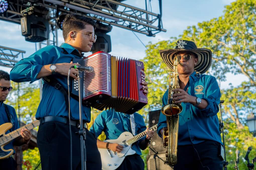 El ensamble de latin jazz de la Universidad del Magdalena, Carpe Diem, deslumbra al público en el Festival de Jazz de Mompox con una presentación original que fusiona los ritmos caribeños tradicionales de Colombia con el jazz norteamericano.