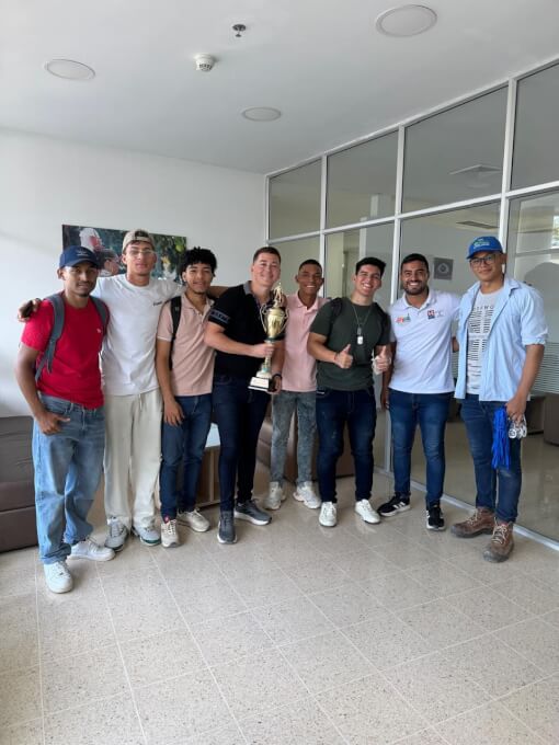 09 de marzo los estudiantes dieron a Dirección de Programa el trofeo.