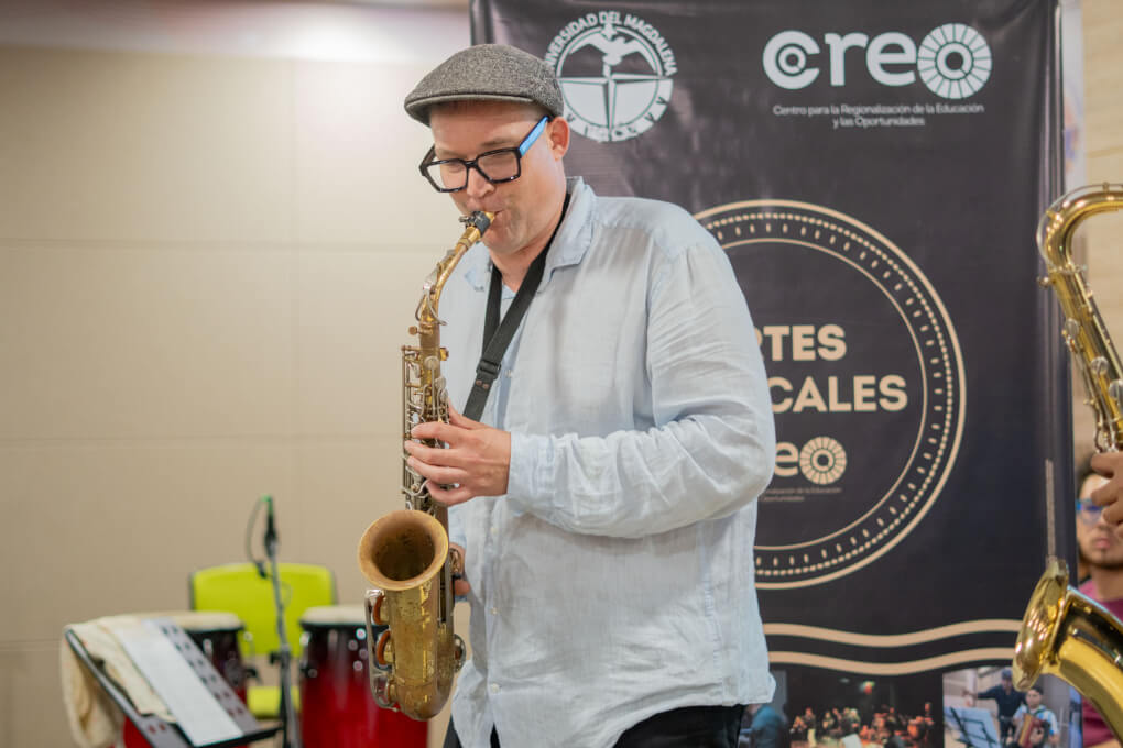 Estudiantes del Programa de Tecnología en Artes Musicales participan activamente en la Master Class de improvisación dirigida por el saxofonista alemán Kimo Eiserbek.