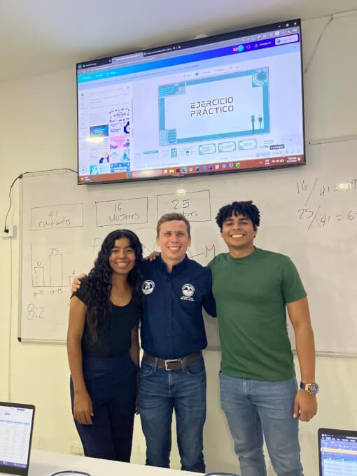 Durante la visita, estudiantes del Liceo Samario participaron activamente en ejercicios prácticos junto al equipo del Laboratorio de Analítica de Datos y representantes del Programa de Economía.
