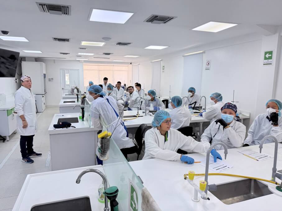 La práctica y el conocimiento científico se unen para fortalecer la formación de futuros profesionales del entrenamiento físico.