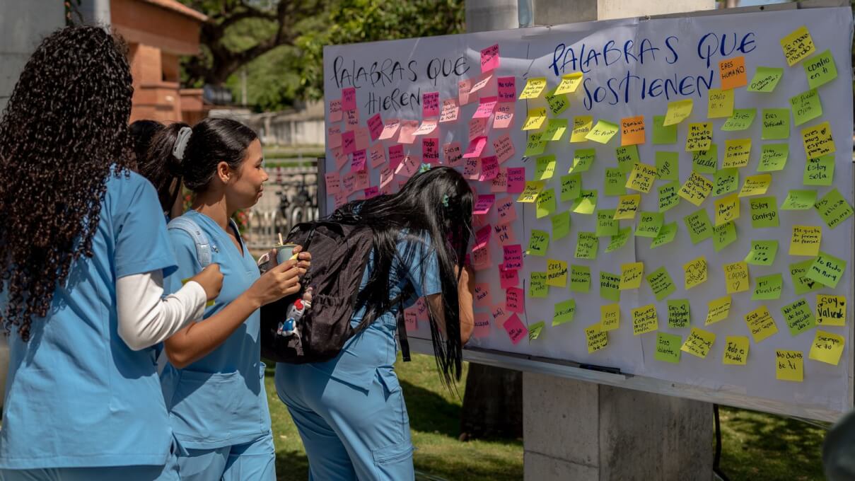 La actividad, realizada en la entrada principal del campus, invitó a la comunidad universitaria a reflexionar sobre la importancia de construir espacios de sana convivencia e inclusión.
