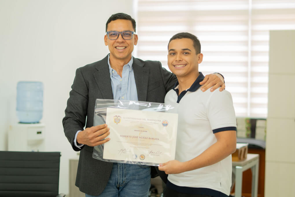 UNIMAGDALENA entrega mención honorifica al graduado economista Roberto Nuñez
