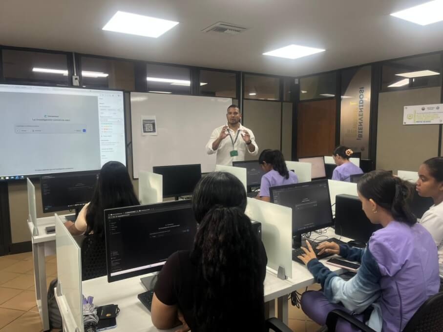 Taller sobre Normas APA dirigido a estudiantes de la Licenciatura en Educación Infantil en la Biblioteca de la Universidad del Magdalena, orientado por docentes en un espacio de formación académica y práctica investigativa.