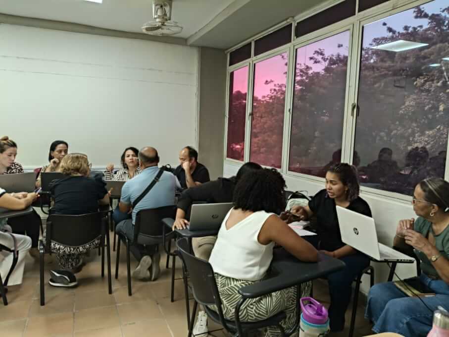 Docentes de la Licenciatura en Educación Infantil durante la jornada de trabajo colaborativo liderada por el Comité Curricular, enfocada en la revisión del horizonte curricular y la proyección estratégica del programa.