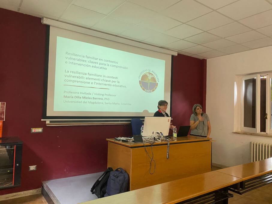 Profesora Maria Dilia Mieles Barrera durante su intervención académica en la conferencia internacional en Italia, en el marco de la movilidad institucional.