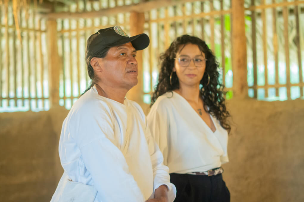 El diálogo de saberes y la interculturalidad orientan los procesos formativos, promoviendo una educación que integra conocimientos en condiciones de igualdad.
