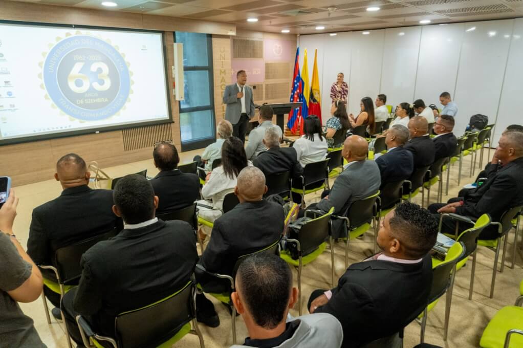 : Los estudiantes de la segunda cohorte del Convenio Tras la Perla socializaron sus proyectos de grado, culminando un proceso que les permitirá obtener el título de Profesional en Deporte.
