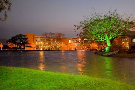 Vista nocturna lago y edificio de salones