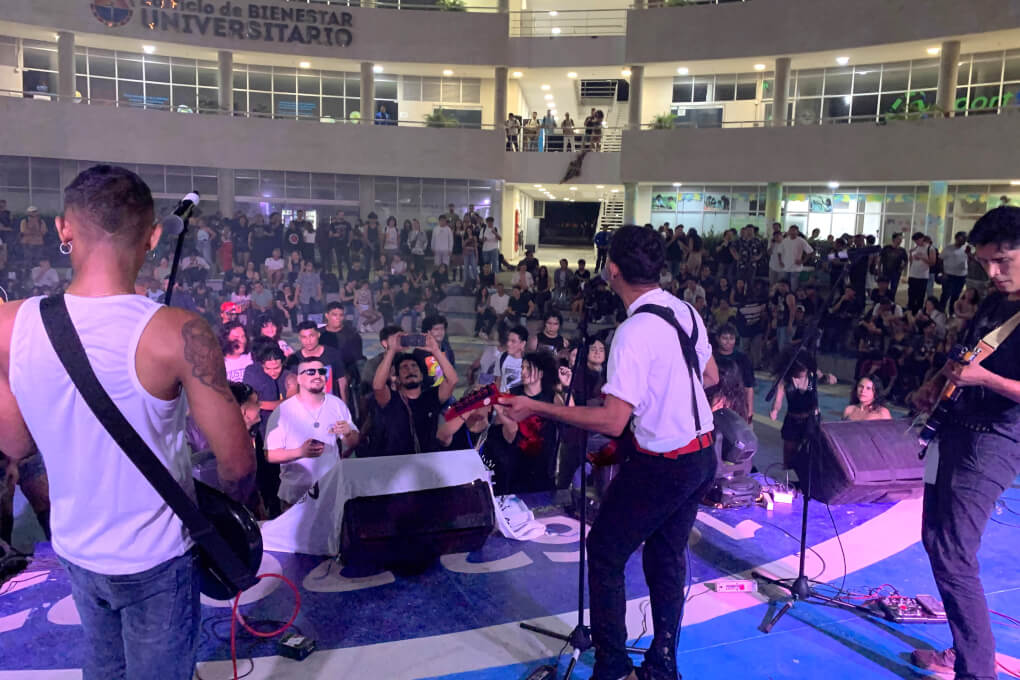 Un masivo grupo de universitarios y externos vivieron con mucha emoción el concierto ‘Rockfest’.