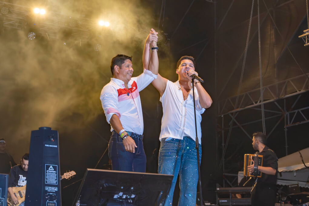 Elder Dayán y el rector Pablo Vera en el último concierto de la noche de clausura.
