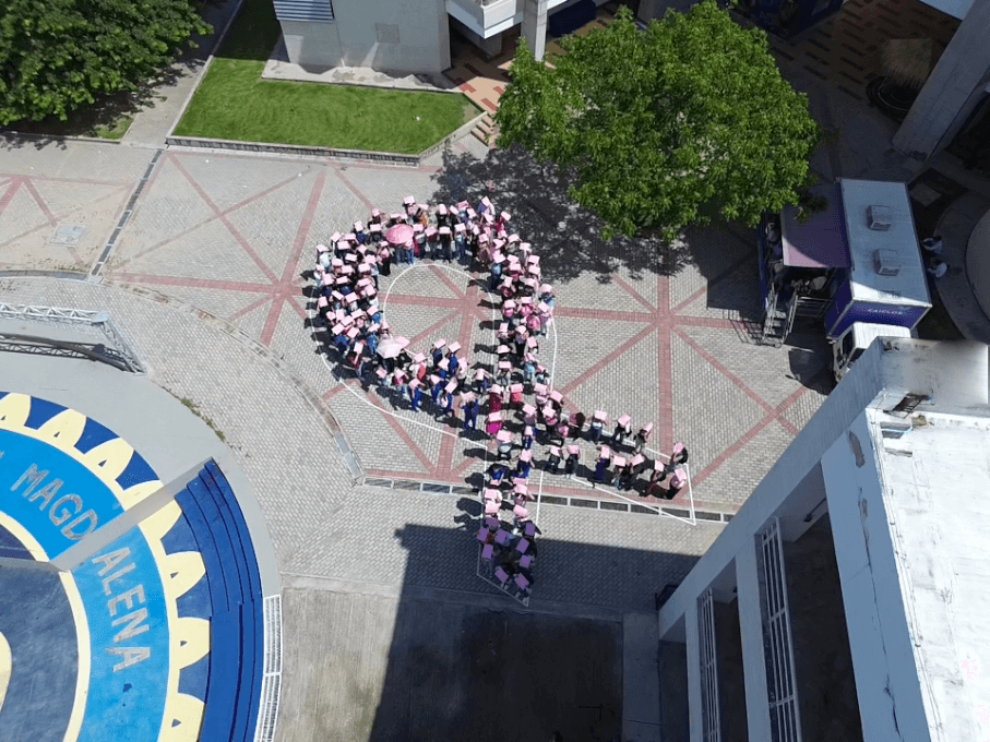 UNIMAGDALENA unida en el lazo rosa por la lucha contra el cáncer de mama.