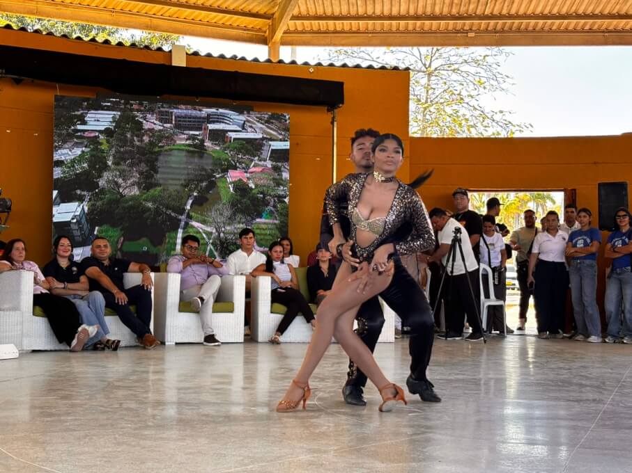 Participación grupo cultural durante la jornada de inducción.