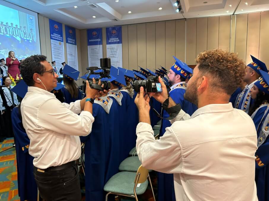 Registro fotográfico y videográfico de eventos institucionales.