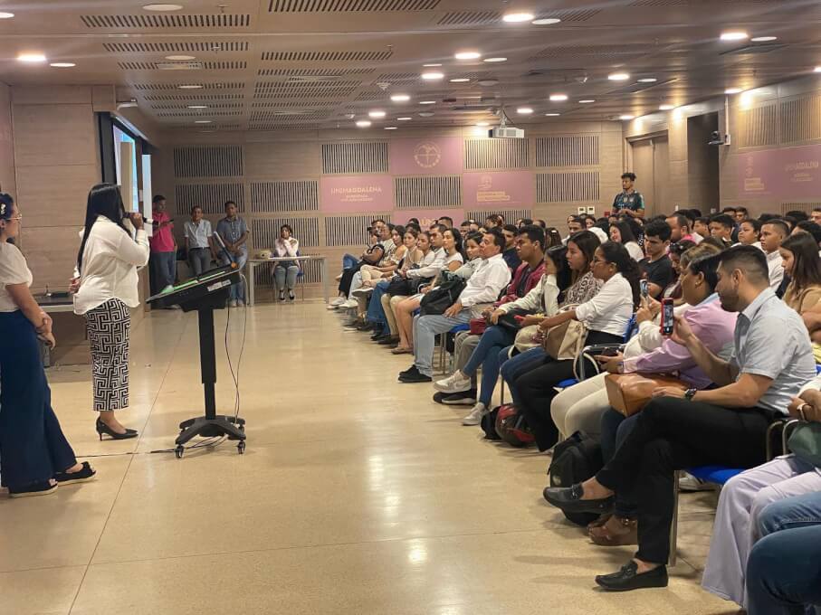 Conferencia por parte de nuestra egresada, actual directora de contabilidad del grupo DAABON