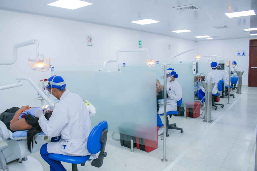 Estudiantes en la preclínica odontológica