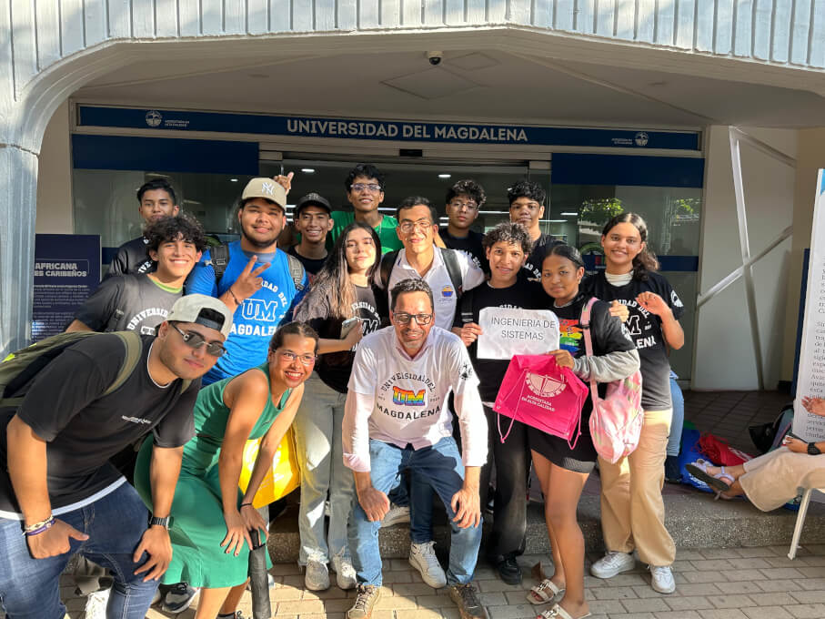 Entrega de agendas y camisetas a estudiantes de primer semestre.