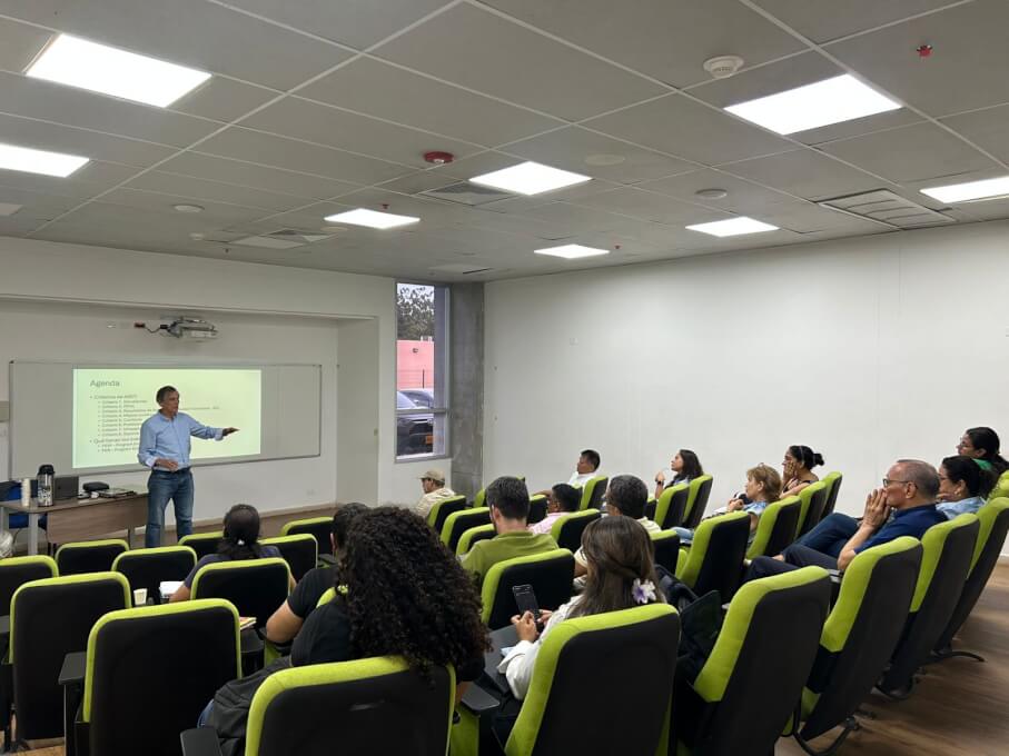 Claustro docente semanal, para realizar seguimiento a las actividades y compromisos semestrales.