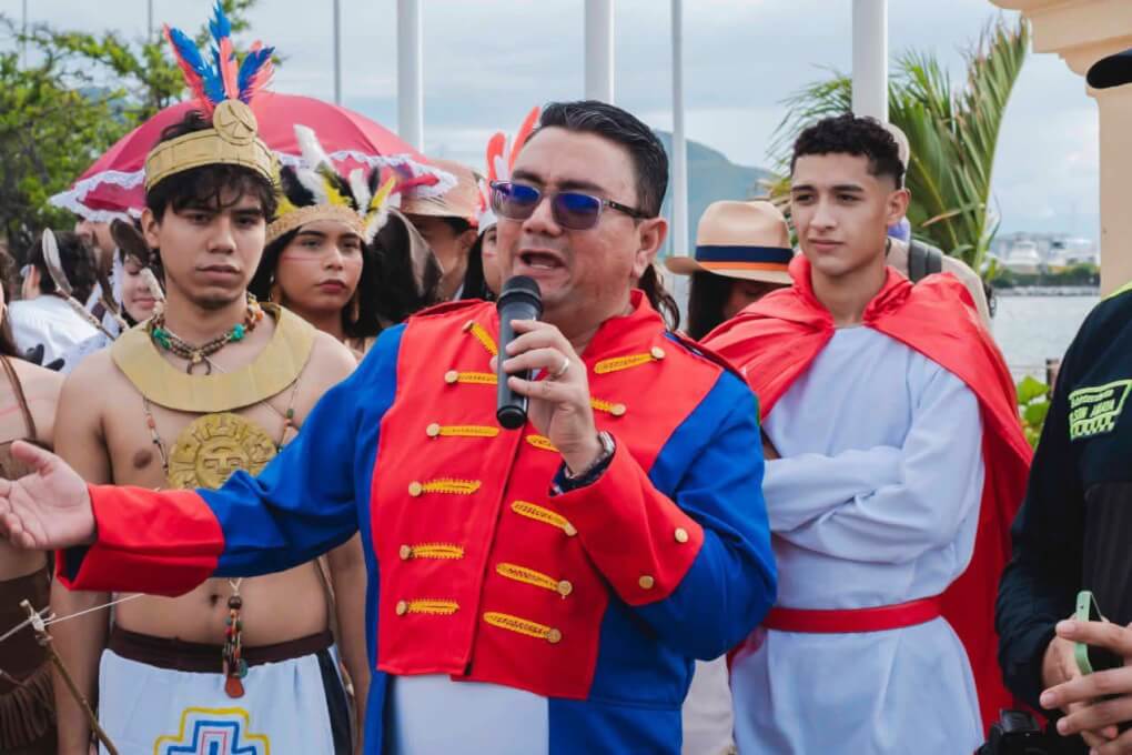 Estudiantes y docentes del Programa de Historia y Patrimonio, vestidos de personajes historicos