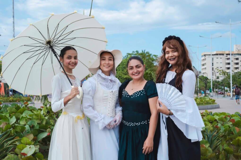 Estudiantes y docentes del Programa de Historia y Patrimonio, vestidos de personajes historicos