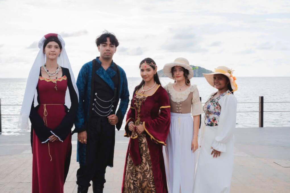 Estudiantes y docentes del Programa de Historia y Patrimonio, vestidos de personajes historicos