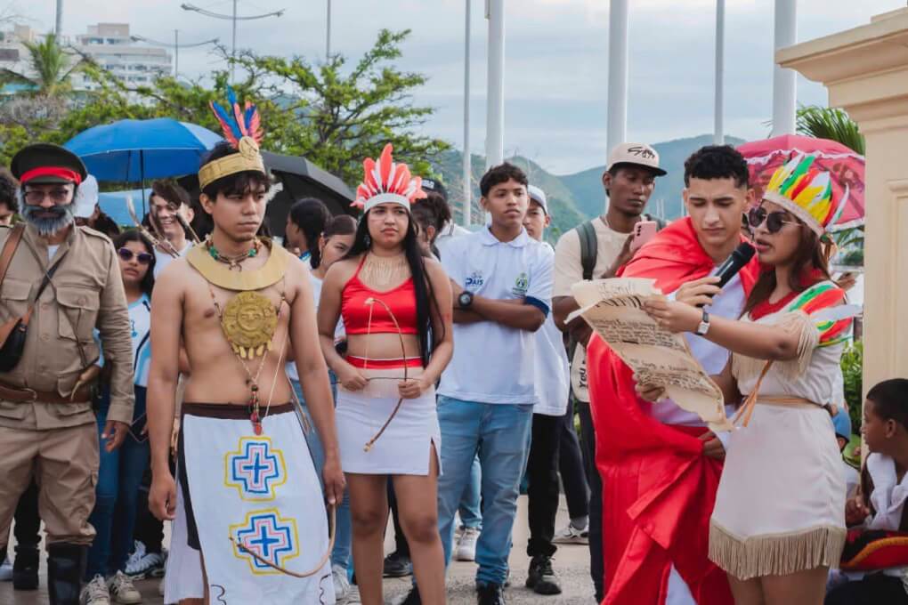 Estudiantes y docentes del Programa de Historia y Patrimonio, vestidos de personajes historicos