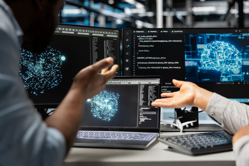 Varias computadoras realizando procesos de análisis de datos con IA