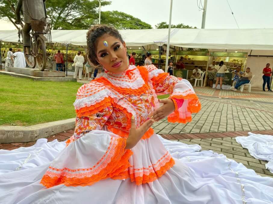 Estudiante y muestra folclórica