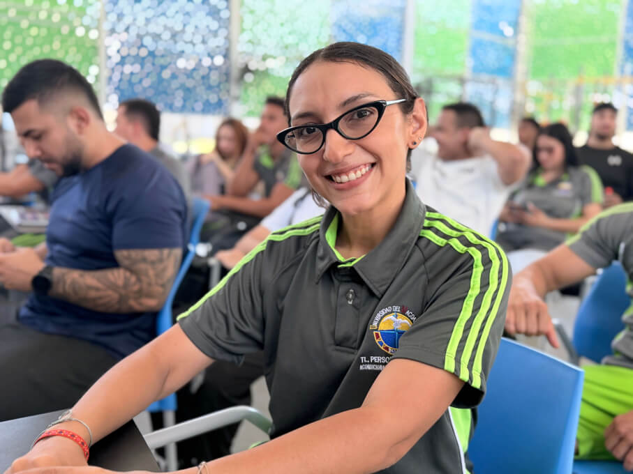 Estudiante recibiendo clases en el aula abierta.