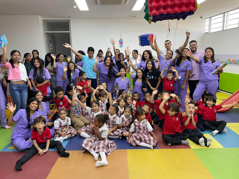 Niños y docentes celebran en un ambiente lúdico, promoviendo aprendizaje y desarrollo integral.